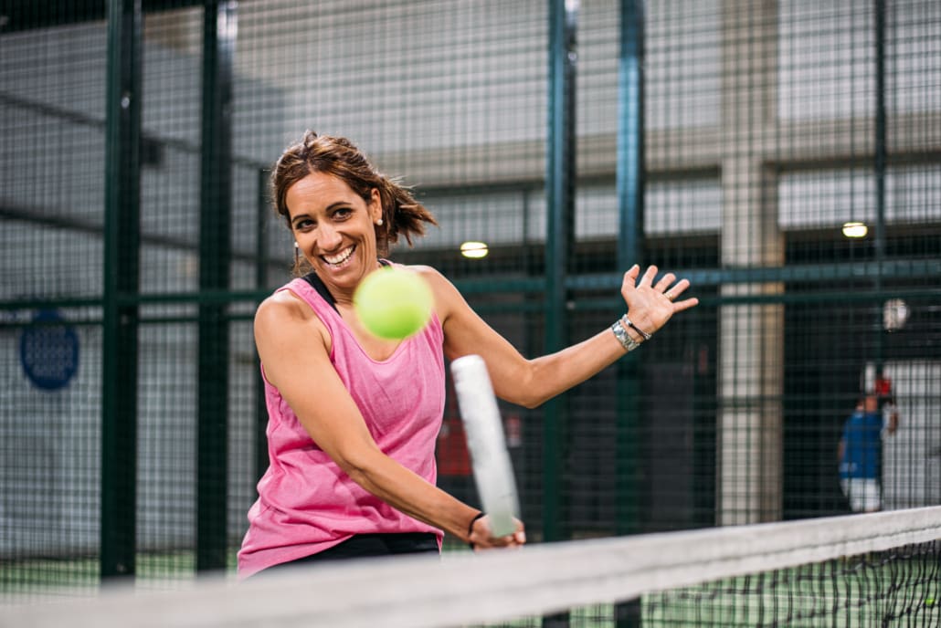 woman playing padel paddel kvinna